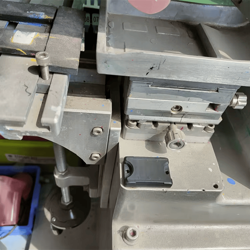 Fotografija proizvoda visokotemperaturnih RFID oznaka za metalne delove koja prikazuje beskontaktno skeniranje u kategoriji visokotemperaturnih RFID oznaka.