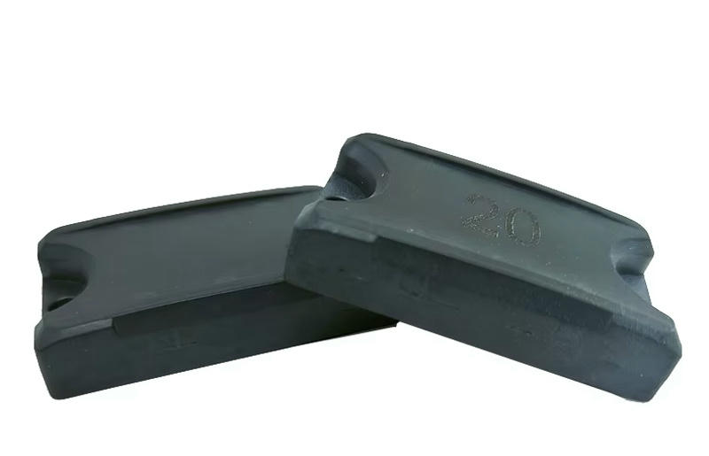 Visokotemperaturne RFID oznake za metalne delove prikazane sa fokusom na izdržljivu etiketu za projekte visokotemperaturnih RFID oznaka.