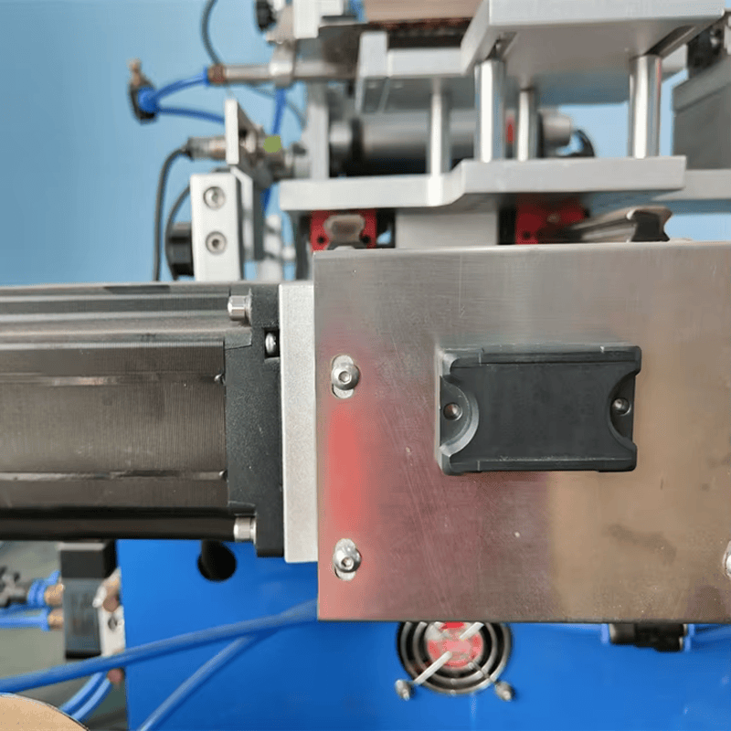 Fotografija proizvoda UHF RFID oznake otporne na 300 °C za metalne delove prikazuje detalj laserskog rezanja u kategoriji RFID oznake za visoke temperature.