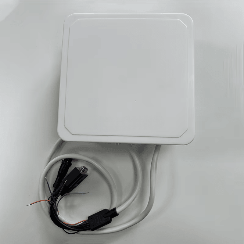 Unutrašnji prikaz otkriva ugrađenu 4dBi antenu ZK-RFID104 čitača koja obezbeđuje kontrolisani domet čitanja od 3 do 4 metra.