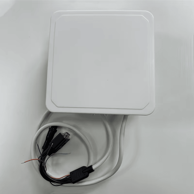 Detaljan prikaz usmeren je na LED indikator statusa u uglu kompaktnog RFID čitača ZK-RFID104 za vizuelnu povratnu informaciju o radu.