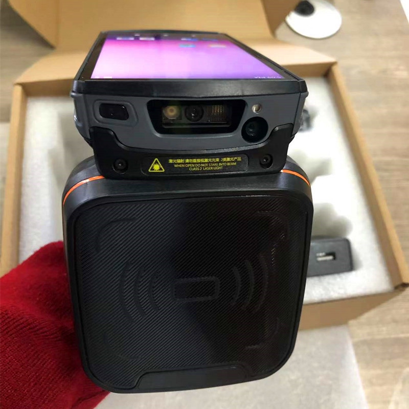 Operativna demonstracija ZK-RFID9171A ručnog skenera koji se koristi za popis zaliha u realnom vremenu u magacinu.