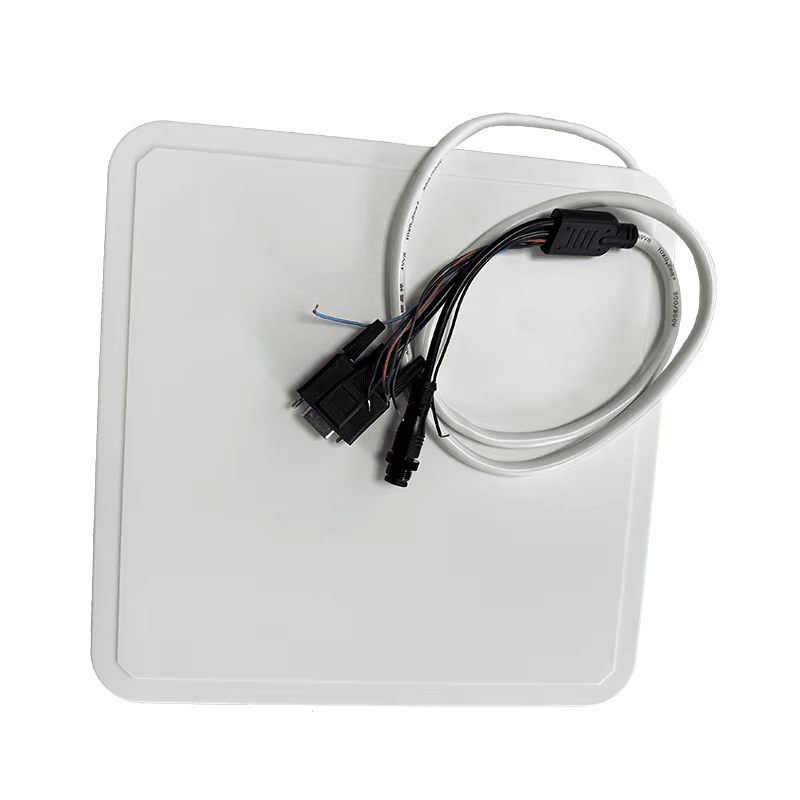 Upotreba čitača velikog dometa ZK-RFID109R za identifikaciju RFID oznaka na gumama pri praćenju održavanja vozila.