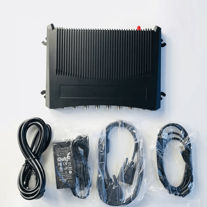 Fiksni UHF čitač ZK-RFID408 prikazan je sa adapterom kablom za napajanje i interfejs kablovima kao kompletan set pakovanja.