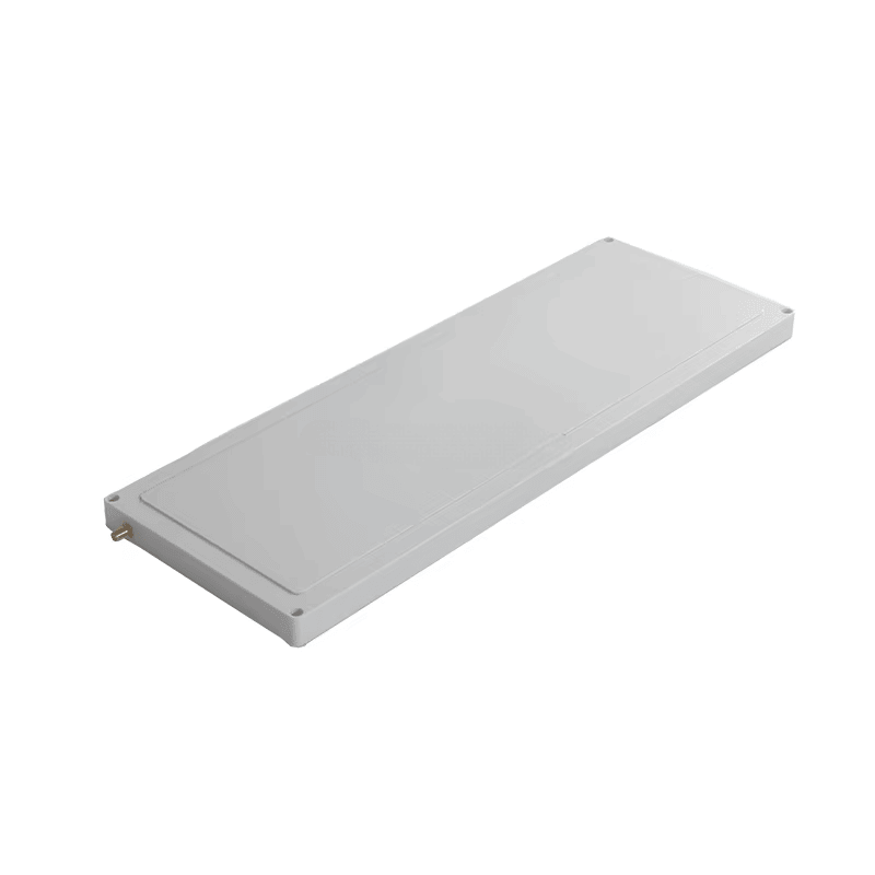 Ova slika prikazuje kosi pogled na ZK-ANT4516 UHF panel RFID antenu sa vidljivim dugim tankim telom i bočnim konektorom.