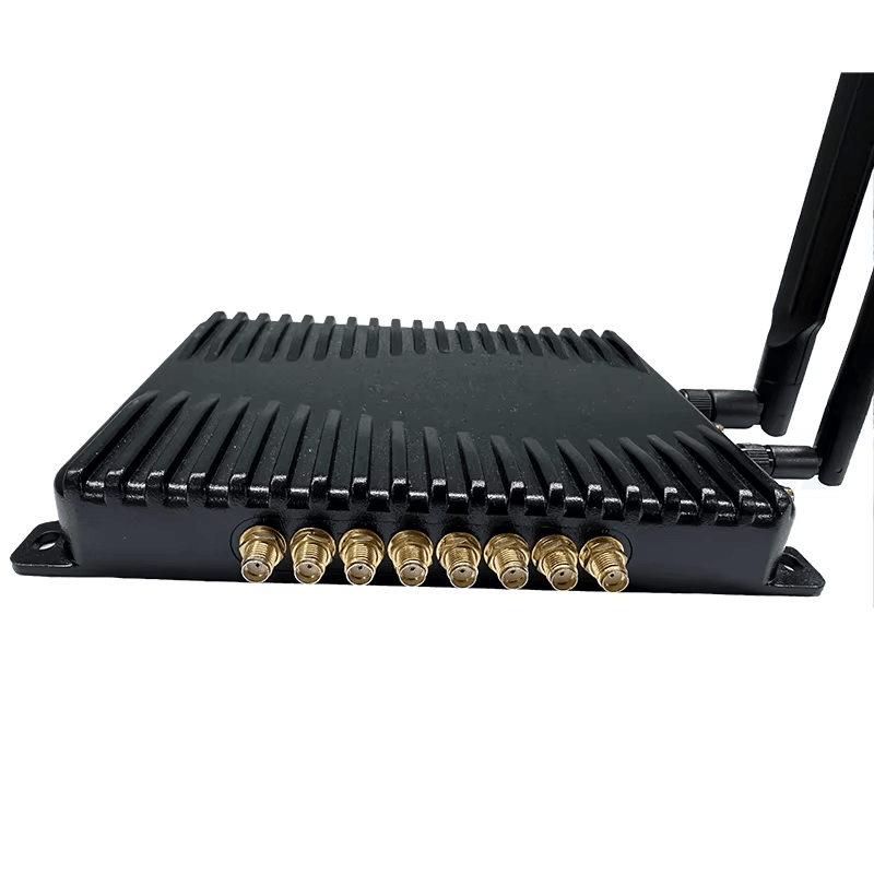 Prikaz spreda izbliza ističe fiksni UHF čitač ZK-RFID408AOS-SC sa osam spoljnih antenskih konektora i dve antene.