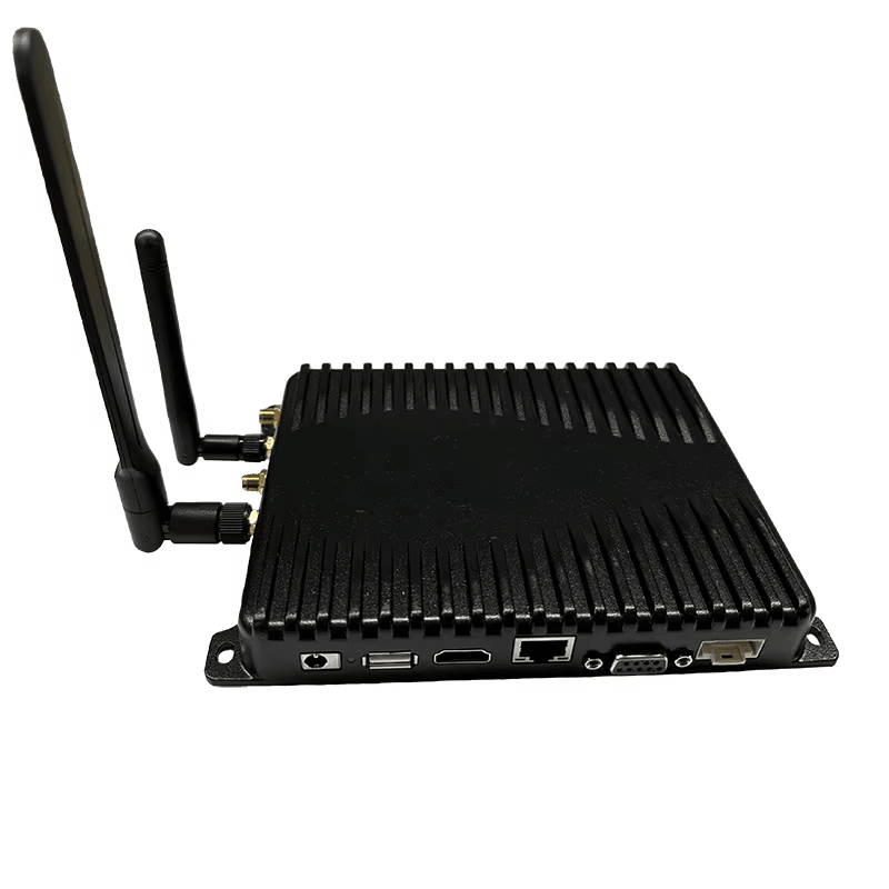 Slika iz zadnjeg ugla pokazuje fiksni UHF čitač ZK-RFID408AOS-SC sa dve antene i USB HDMI LAN RS232 priključcima.