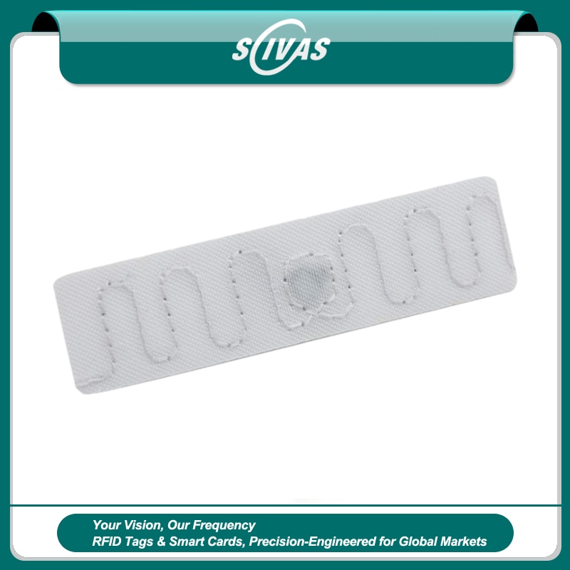 Bela poliesterska RFID oznaka za veš T5815-3 ima izdržljivu tkanu strukturu za identifikaciju velikih količina posteljine.