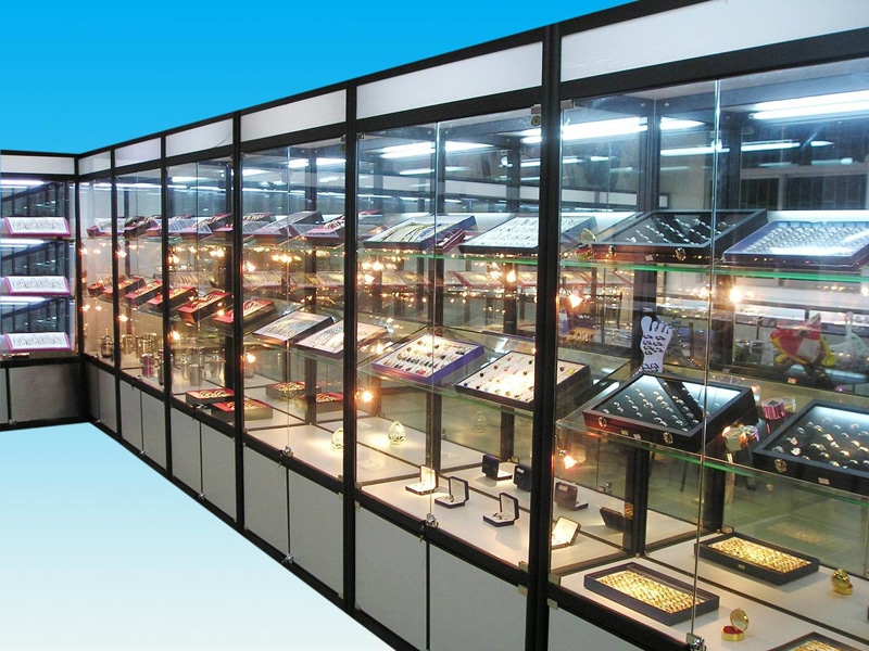 Ova slika prikazuje staklene vitrine koje predstavljaju maloprodajnu ili izložbenu aplikaciju za ZK-ANT2925 PCB UHF RFID antenu bliskog polja.