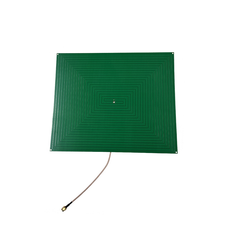 Ova slika prikazuje ZK-ANT2925 PCB UHF RFID antenu bliskog polja spreda, sa kablom koji se pruža nadole od ploče.