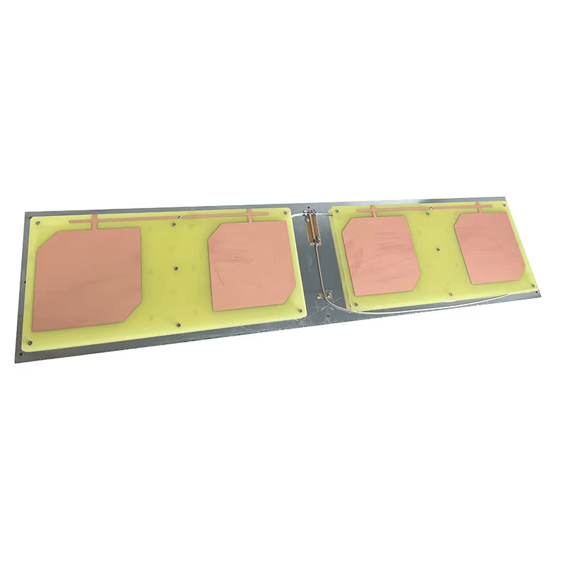 Slika prikazuje UHF RFID antenu uskog snopa ZK-ANT9021 ukoso spreda uz naglašavanje četiri bakarne površine tipa patch.