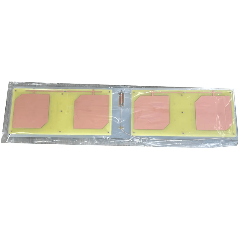 Slika prikazuje UHF RFID antenu uskog snopa ZK-ANT9021 zatvorenu u providnu zaštitnu kesu za rukovanje i otpremu.
