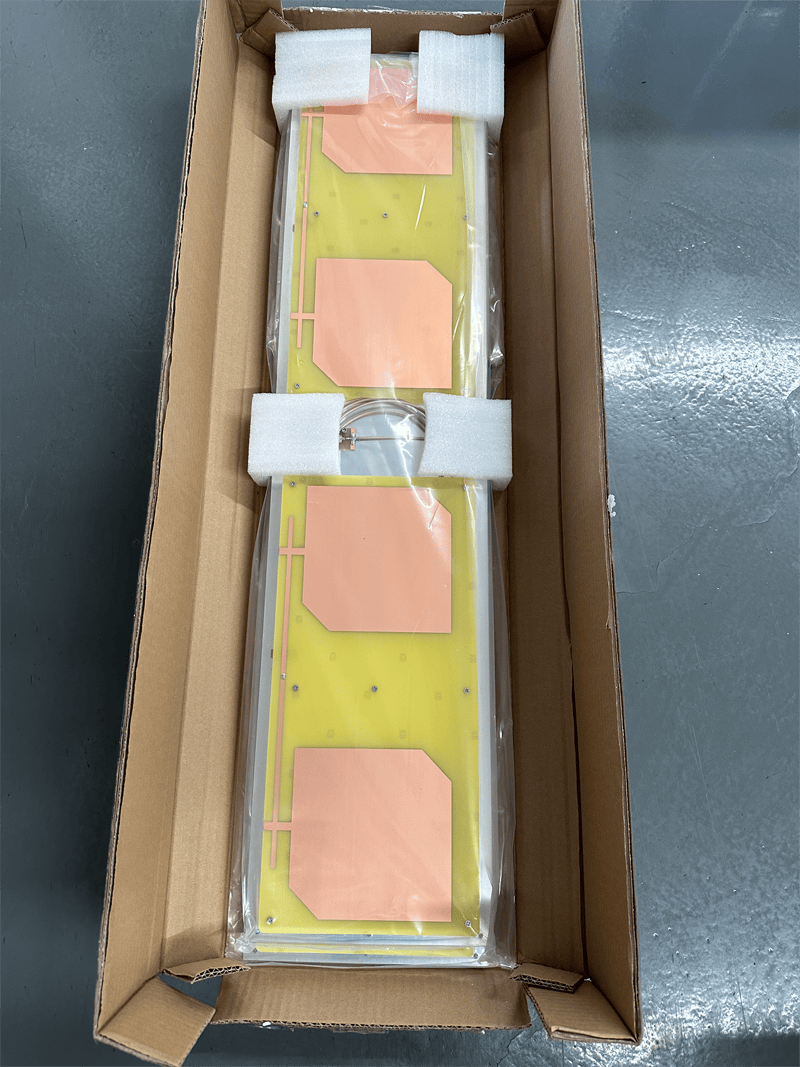 Ova slika prikazuje ZK-ANT9021 uskog snopa UHF RFID antenu smeštenu u transportnu kartonsku kutiju sa zaštitnom penom i plastičnom folijom.