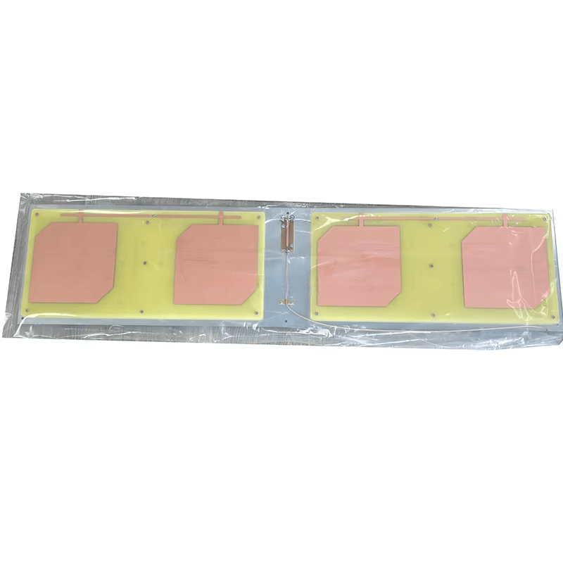 Ova slika prikazuje ZK-ANT9021 UHF RFID antenu uskog snopa u ravnom, spakovanom stanju unutar prozirne plastične zaštitne navlake pre pakovanja u kutiju.