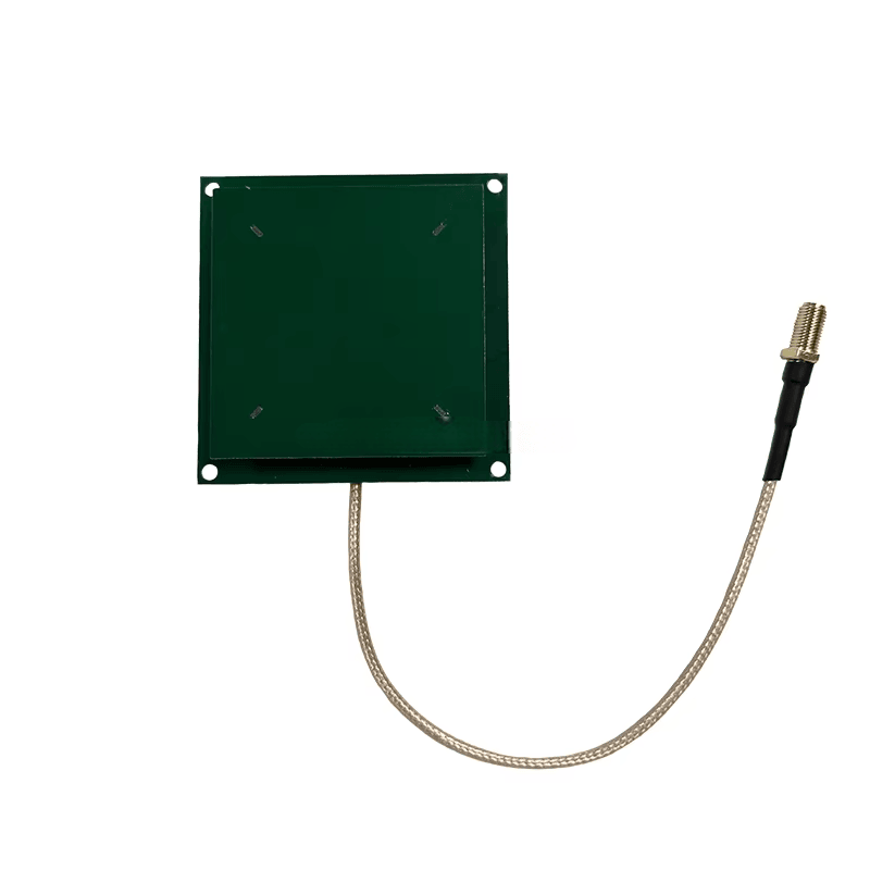 Ova slika prikazuje pasivnu UHF RFID antenu ZK-ANT7070 u ravnom prikazu panela sa kablom konektora zakrivljenim ka desnoj strani.