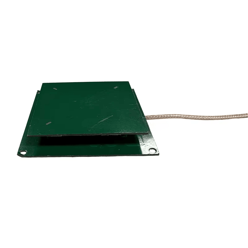 Ova slika prikazuje tanak profil pasivne UHF RFID antene ZK-ANT7070 sa slojevitim PCB telom i kablom koji se proteže udesno.