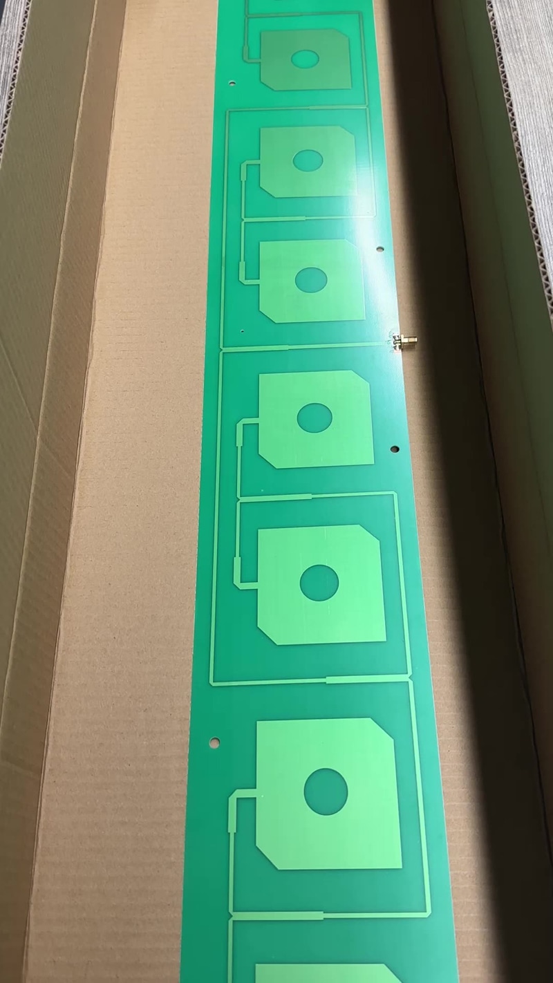 Ova slika prikazuje ultratanku near field UHF RFID antenu ZK-JC28810 postavljenu unutar kartonske kutije tokom pakovanja ili pregleda.