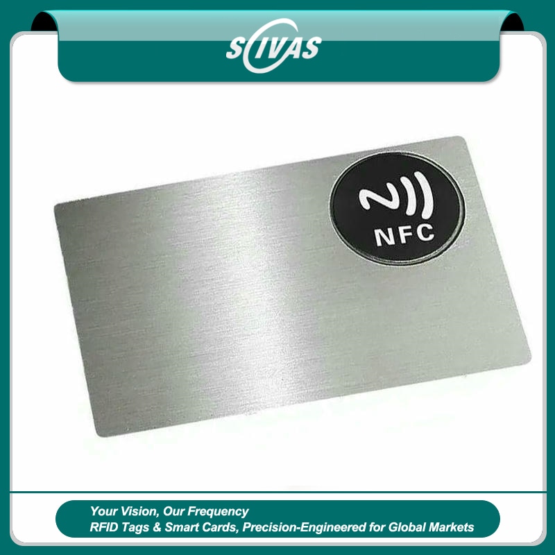 Fotografija proizvoda Brušene zlatne metalne NFC vizitkarte za luksuzni brend prikazuje dizajn veličine novčanika u kategoriji Metalne poslovne kartice.