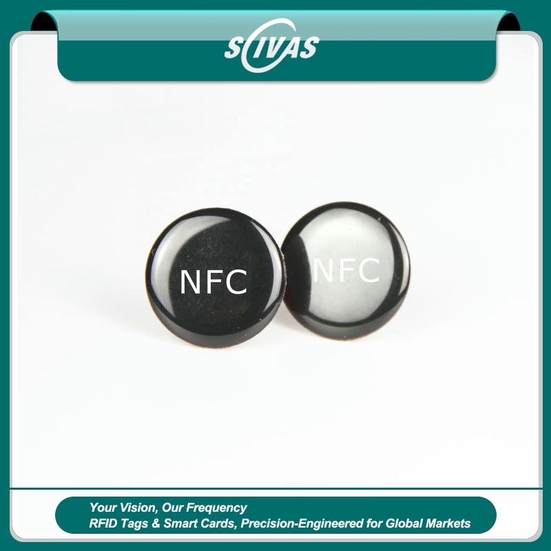 Uzorci NFC nalepnica od epoksidne smole visokog nivoa zaštite prikazani su kao dve okrugle ispupčene oznake sa NFC štampom za oznake autentičnosti koje otkrivaju pokušaje neovlašćenog otvaranja.