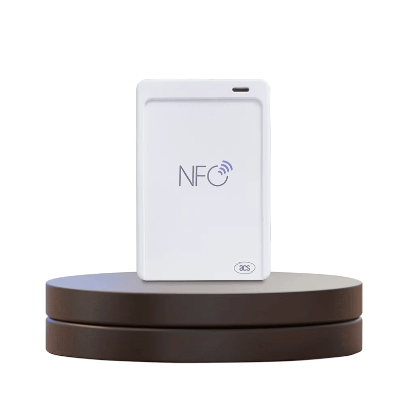 USB NFC čitač ACR1552U stoji uspravno na okruglom postolju radi isticanja kompaktnog stonog oblika.