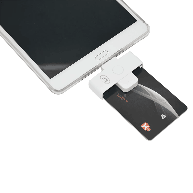 ACR39U-NF PocketMate II čitač pametnih kartica povezan je sa tabletom i kontaktnom karticom kako bi se ilustrovala prenosiva mobilna autentifikacija.