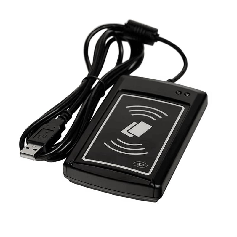 ACR1281U-C2 UID čitač je prikazan sa svojim USB kablom kako bi se predstavila spremna za upotrebu žična konfiguracija proizvoda.