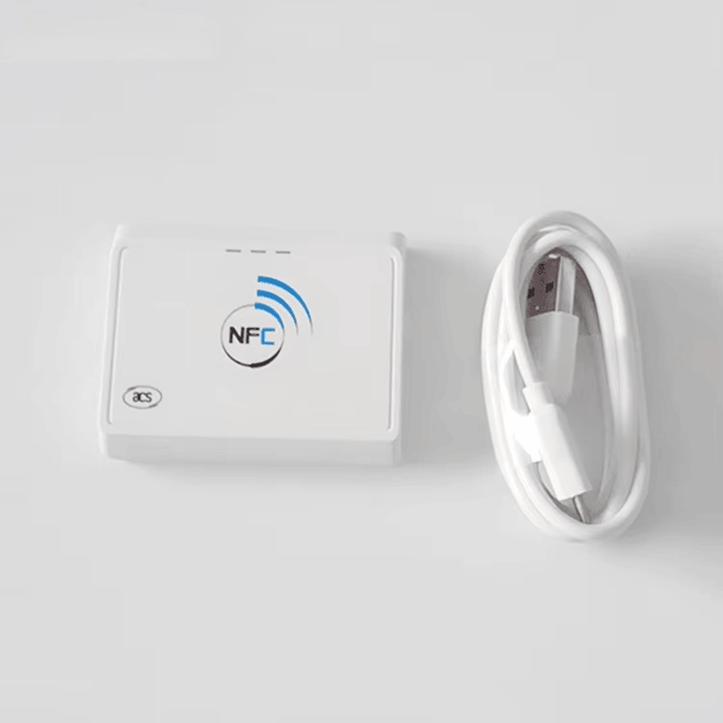 Paket ACR1255U-J1 NFC čitača uključuje uređaj, test kartice i kabl za punjenje za kompletno rešenje za razvoj odmah iz kutije.
