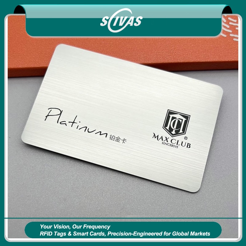 Vrhunska srebrna brušena plastična kartica ima elegantan rukopisni tekst Platinum i logotip Max Club na finoj metaliziranoj teksturi za luksuzno brendiranje.