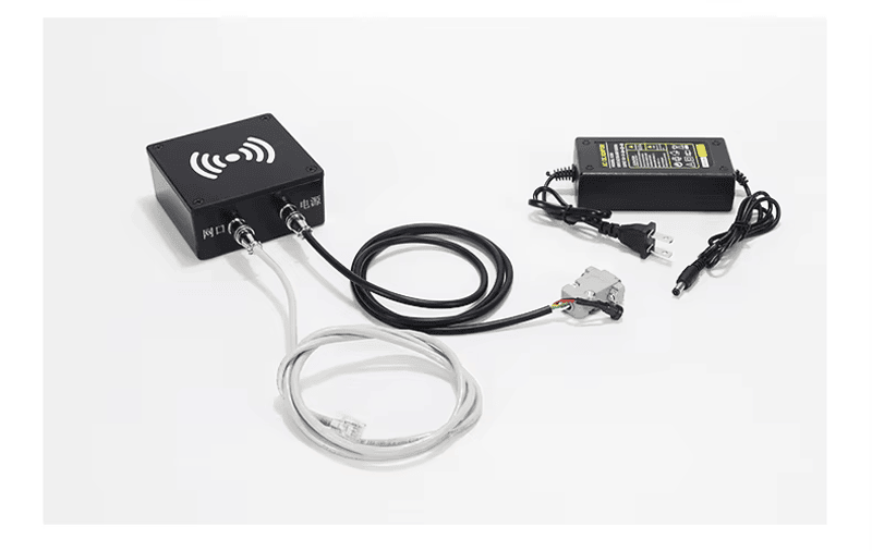 Slika kompletnog pribora prikazuje FD-604 seriju čitača sa adapterom za napajanje, Ethernet kablom i industrijskim upravljačkim snopom.