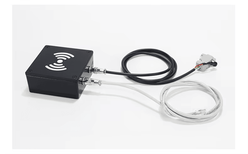 FD-604 serija čitača je prikazana i sa industrijskim kablom konektora i sa Ethernet kablom za komunikacionu integraciju.