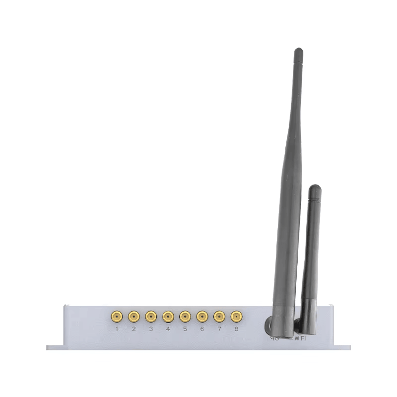Slika prikazuje antensku stranu fiksnog UHF RFID čitača CF800 s osam numerisanih RF priključaka i dve uspravne antene za 4G i WiFi.