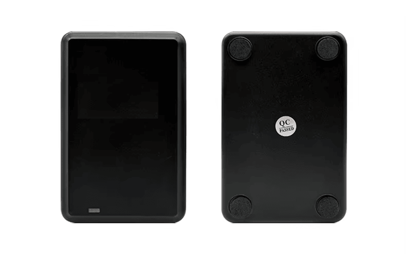 Ultra tanak CPH-F206 UHF RFID čitač integrisan u maloprodajni POS sistem za efikasnu naplatu proizvoda i kontrolu zaliha.