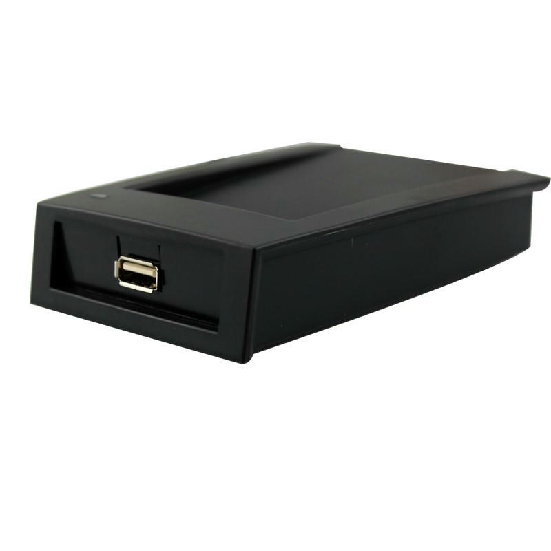 MIFARE čitač kartica za HF kartične sisteme prikazan sa instalacijom na ulazu za kupce koji upoređuju rešenja 13,56MHz HF RFID čitača.