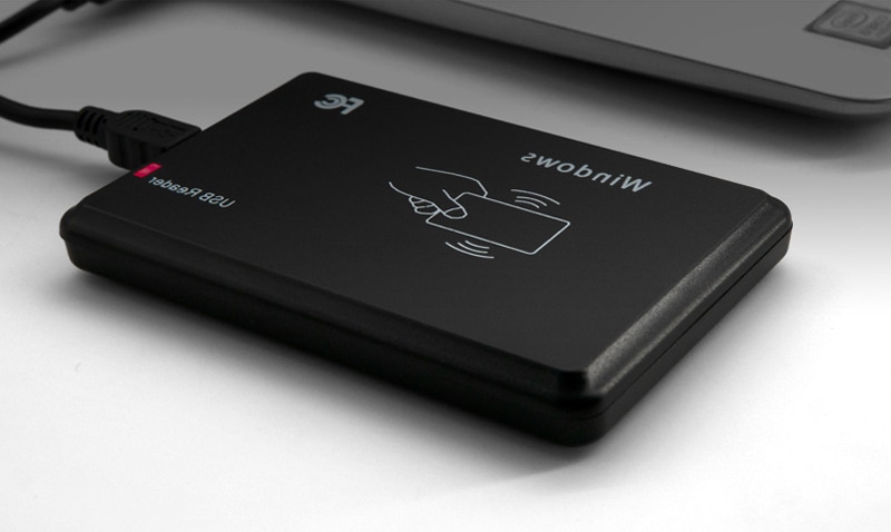 13.56MHz HF RFID čitači za RS232 pristup prikazani sa fokusom na štampani logo za projekte 13.56MHz HF RFID čitača.