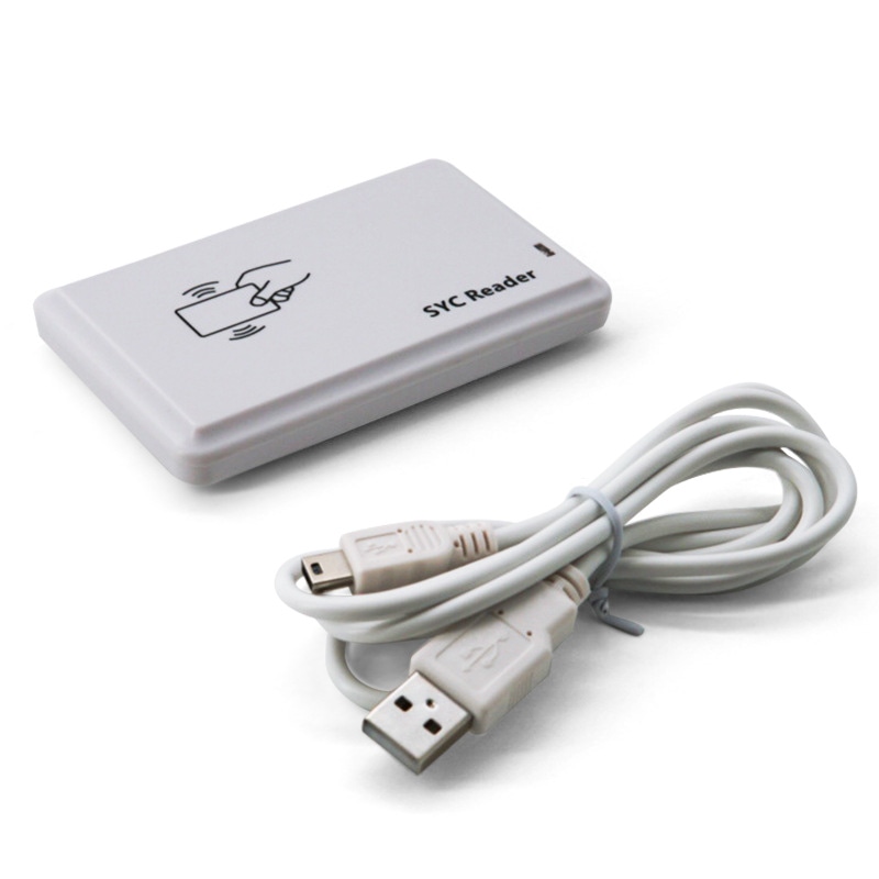 Fotografija proizvoda USB RFID čitač-pisač od 125 kHz za UID podatke iz perspektive koja ističe dizajn veličine novčanika za primene iz kategorije LF RFID čitači za 125 kHz.