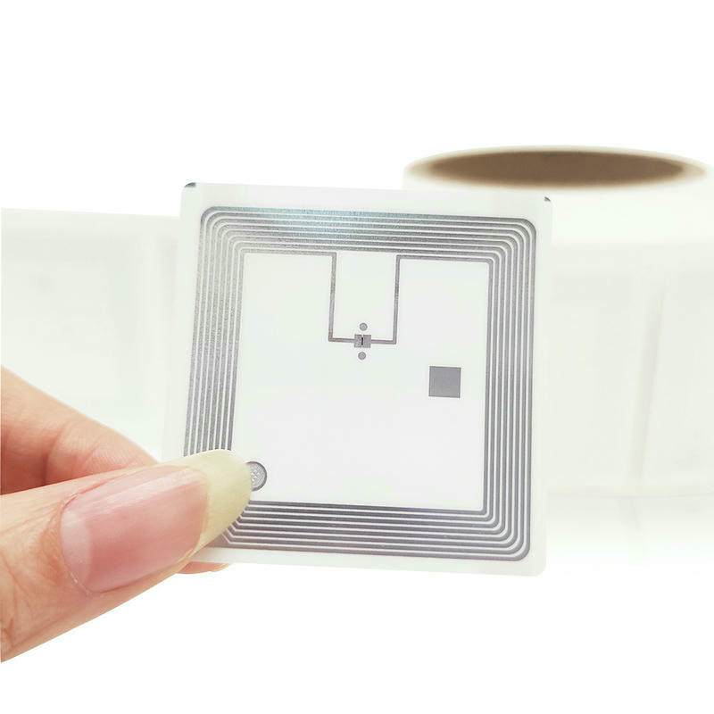 Više rolni HF RFID polica nalepnica za knjižare bezbedno je upakovano u velikim količinama radi podrške projektima označavanja u maloprodaji velikih razmera širom sveta.