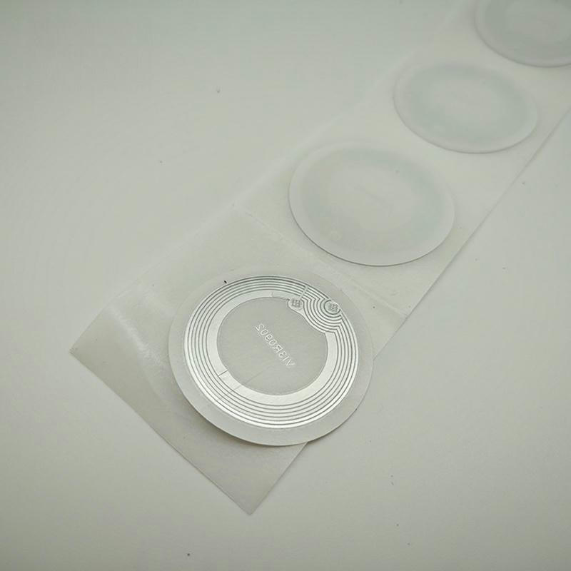 Role HF RFID etiketa velikog obima spremne su za distribuciju obrazovnim institucijama za bezbednost kampusa i praćenje imovine.