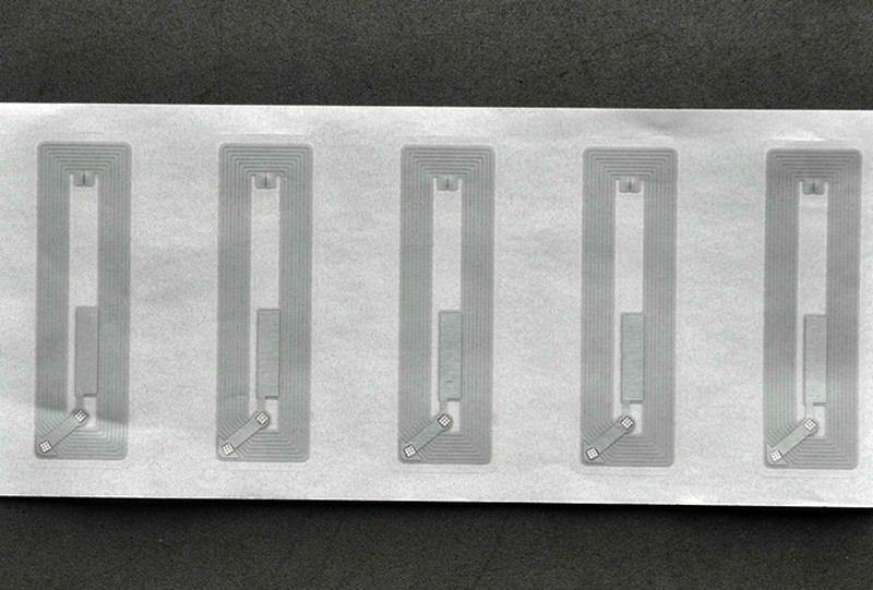 Svestrane HF RFID etikete prikazane su sa prilagođenom štampom logotipa kompanije i jedinstvenim serijskim brojevima za zaštitu brenda i identifikaciju imovine