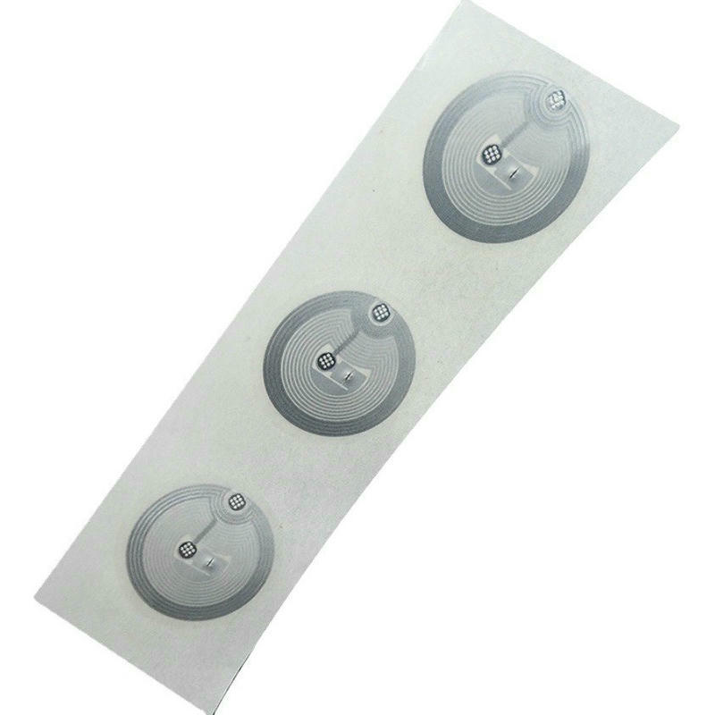 Fotografija proizvoda NFC etikete za borbu protiv falsifikovanja za brendove, koja prikazuje primenu na metalnoj površini u kategoriji HF RFID etiketa.
