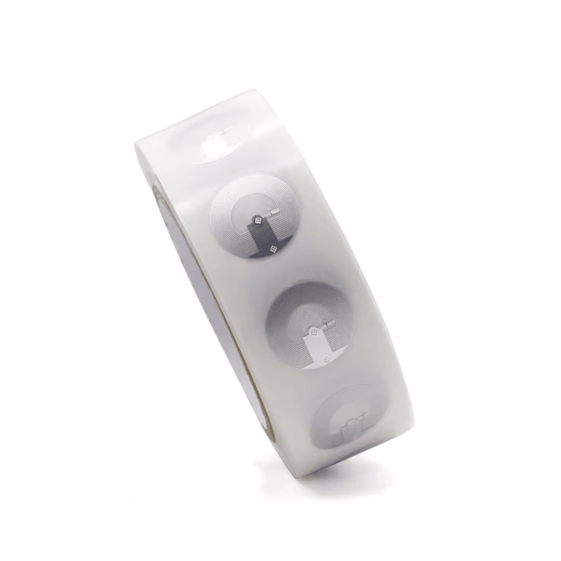 NFC autentifikacione etikete za verifikaciju proizvoda prikazane iz perspektive čiste površine na metalu za primene HF RFID etiketa.
