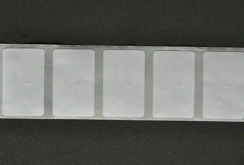 Specijalizovana bela HF RFID etiketa se postavlja na školske knjige kako bi se omogućilo automatizovano izdavanje i tačno praćenje zaliha za učenike.