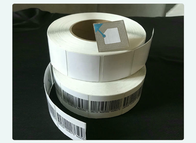 Visokofrekventne HF RFID etikete su prikazane u profesionalnom okruženju za automatizovanu identifikaciju laboratorijskih uzoraka i farmaceutskih sredstava