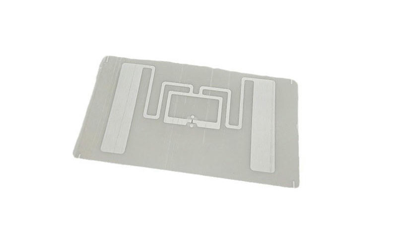 Pojedinačna fotografija inlaja prikazuje antenu UHF RFID etikete dimenzija 50x30mm, dizajniranu za bezbednu logistiku i identifikaciju na velikim udaljenostima.