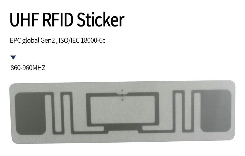 Blizak prikaz antene antenskog umetka UHF RFID etikete 70x14mm koja se koristi za identifikaciju predmeta na daljinu u logistici.