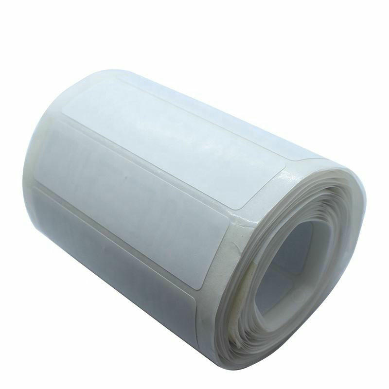 Fotografija rolne pod uglom koja prikazuje prazne 70x14mm UHF RFID etikete spremne za štampu, kodiranje i automatizovanu primenu.