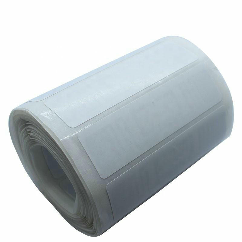Bočni prikaz rolne praznih 70x14mm UHF RFID etiketa koja pokazuje glatko namotavanje nosnog papira za sisteme štampe i aplikacije.