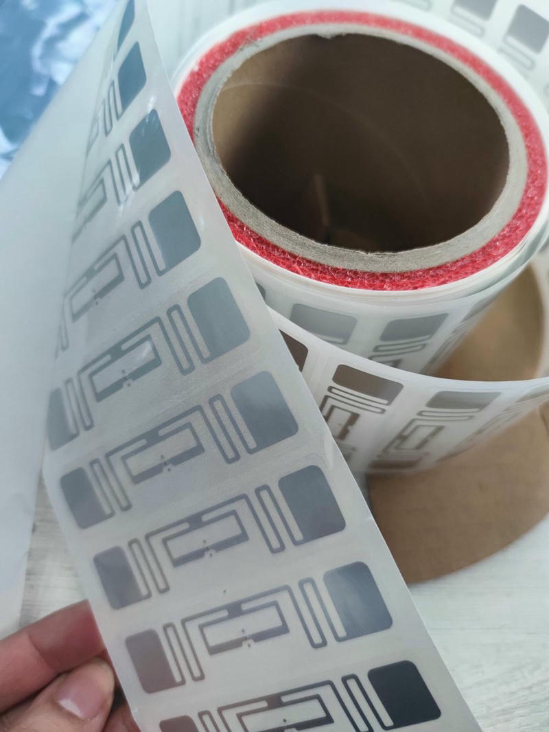 RFID kartonske etikete za praćenje lanca snabdevanja prikazane iz perspektive jasnog štampanja barkoda za primenu na UHF RFID etiketama.