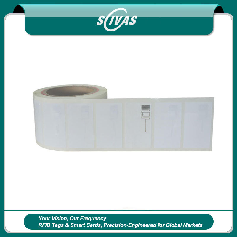 Fotografija proizvoda RFID etikete po meri za upravljanje inventarom iz perspektive koja ističe površinu za montažu na metal za primene iz kategorije UHF RFID etikete.