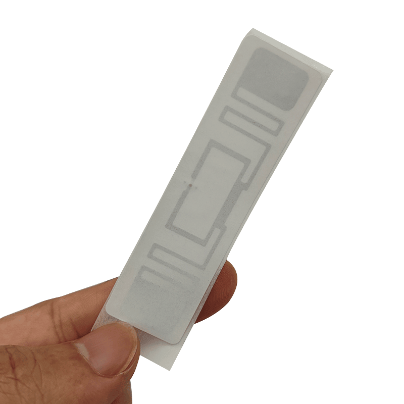 RFID etikete za praćenje logistike prikazane iz perspektive jasne izdržljive etikete za UHF RFID etikete aplikacije.