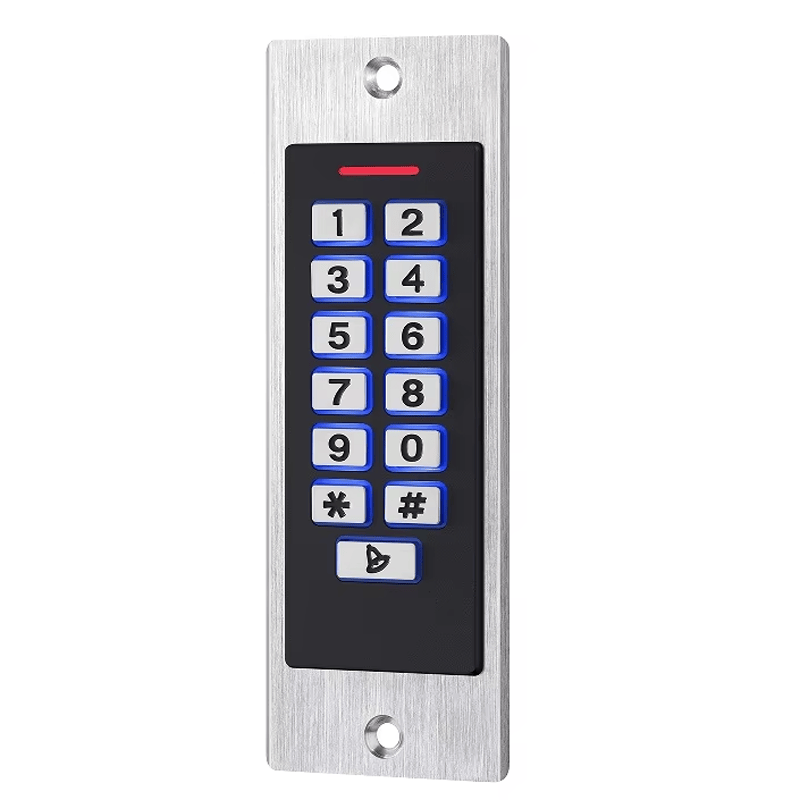 Prikaz metalnog čitača sa tastaturom EK50 pod uglom ističe elegantnu srebrnu završnu obradu i tanak profil namenjen bezbednosti vrata savremenih kancelarija.
